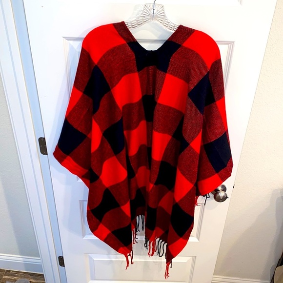 Nwot Fleece Blanket Poncho Cardigan One Size Red Black Buffalo Check Fringe Warm - Picture 7 of 9